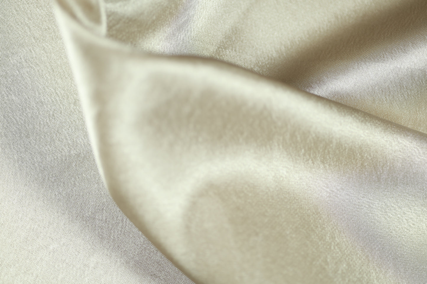 Seidig glänzender Satin in Elfenbein 140cm breit