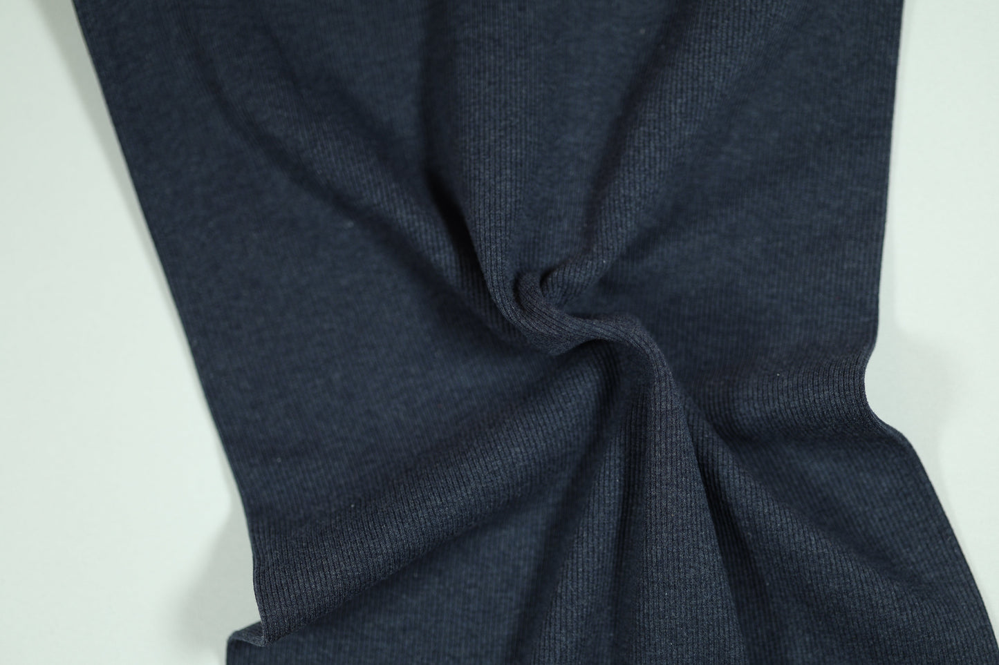 Marineblauer Bündchenstoff – robust und elastisch
