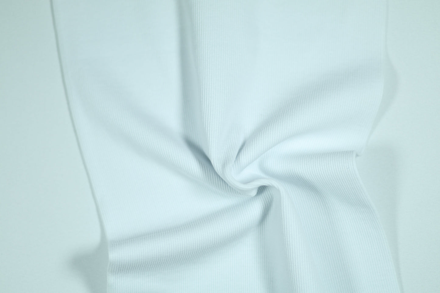 Kühler Bündchenstoff in sanftem Eisblau – ideal für Sommermode