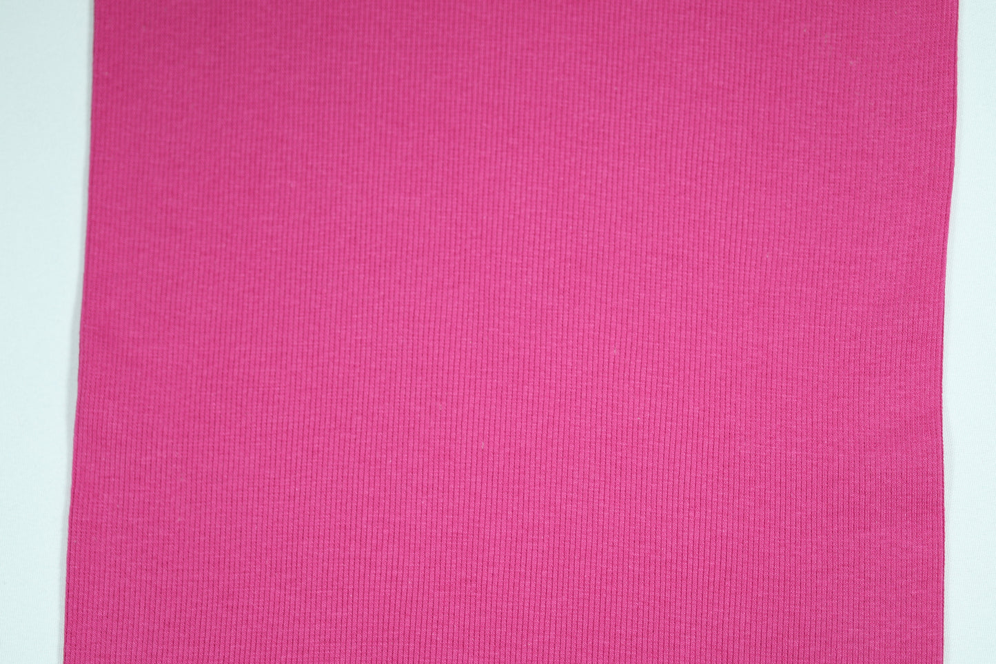 Dehnbarer Bündchenstoff in Fuchsia – weich und modisch für Kinderkleidung