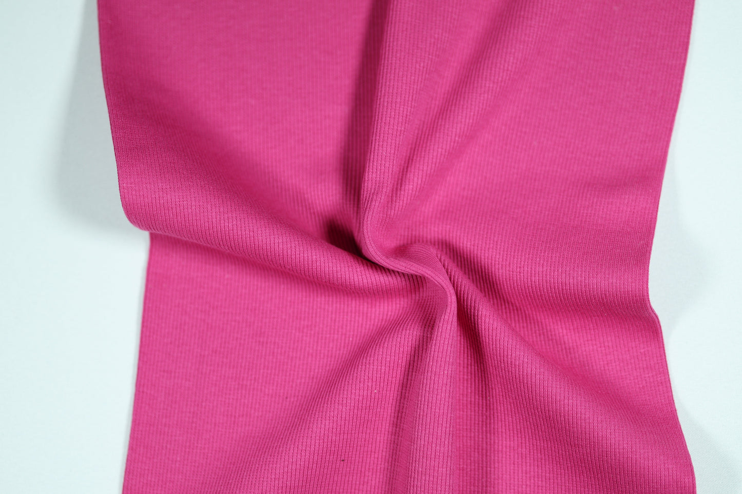 Bündchenstoff in kräftigem Fuchsia – perfekt für moderne Nähprojekte