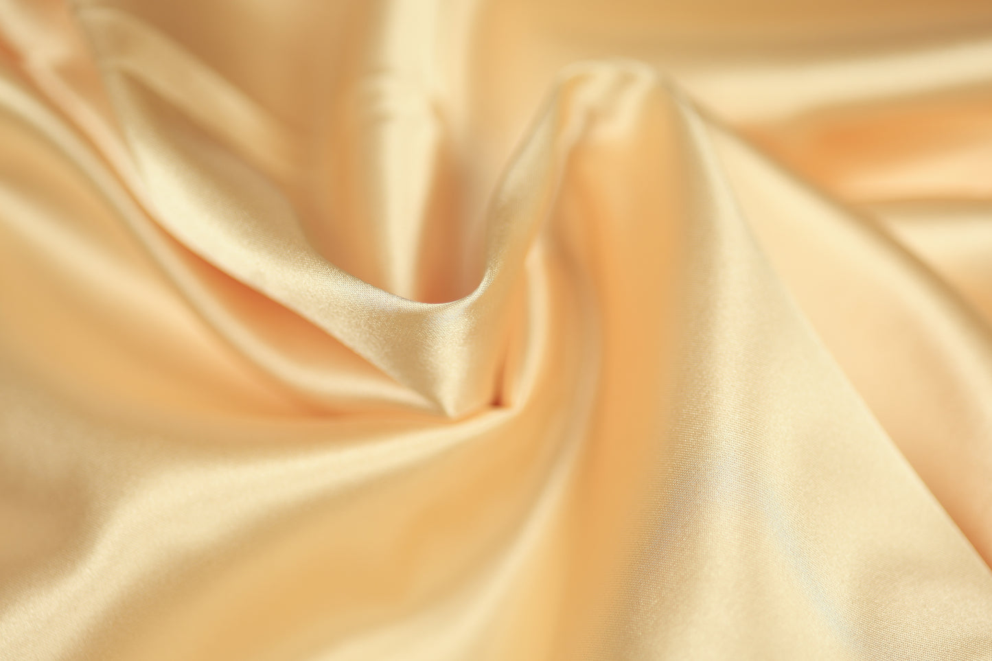 Satin Stoff in Apricot glänzend – weicher Stoff ideal für Kleidung, Dekoration oder DIY-Nähprojekte