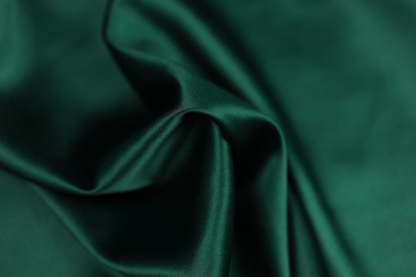 Satin Stoff in Waldgrün glänzend – weicher Stoff ideal für elegante Kleider, Dekoration oder DIY-Nähprojekte