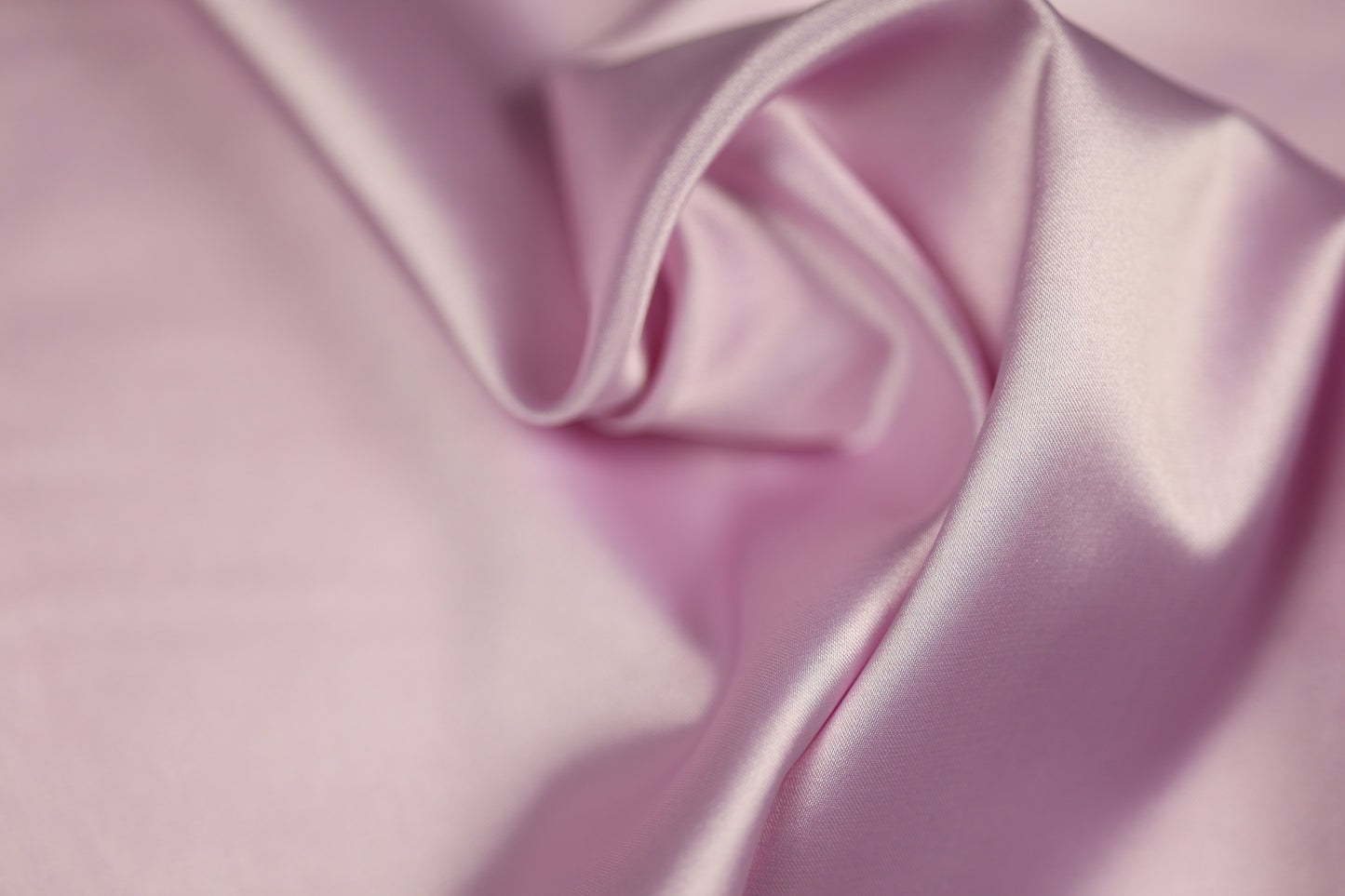 Satin Stoff in Hellrosa glänzend – zarter Stoff für festliche Kleidung, Dekoration oder DIY-Projekte
