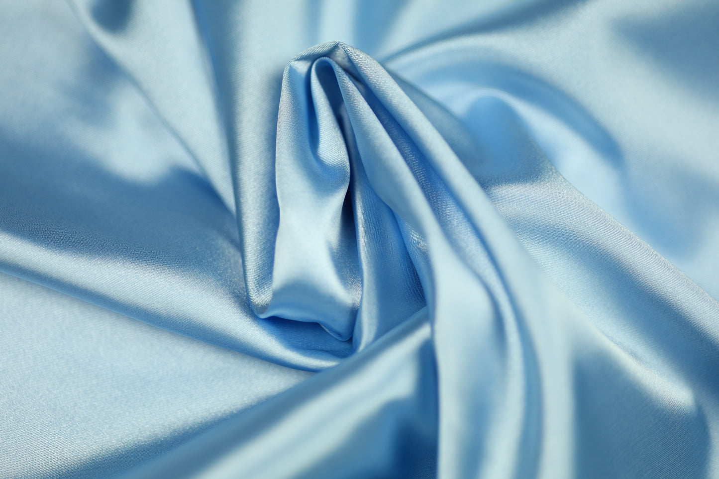 Satin Stoff in Himmelblau glänzend – zarter Stoff für Kleidung, Dekoration oder DIY-Projekte