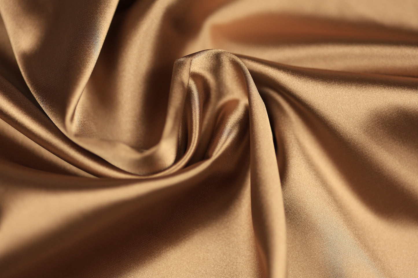 Satin Stoff in Karamellbraun glänzend – warmer, edler Stoff für Kleidung, Deko oder DIY-Projekte