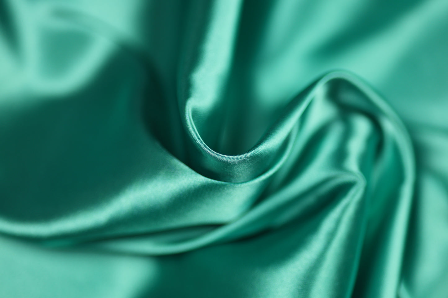 Satin Stoff in Mintgrün glänzend – leichter, seidiger Stoff ideal für frische Mode und kreative Projekte