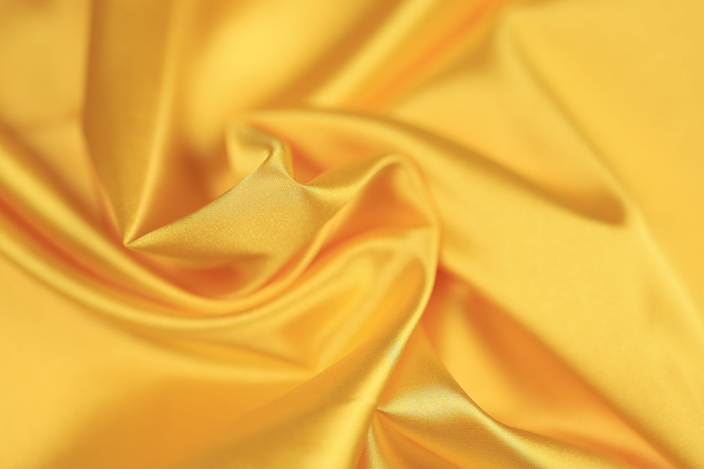 Satin Stoff in Sonnengelb glänzend – leuchtender, glatter Stoff perfekt für Mode, Events und Nähideen