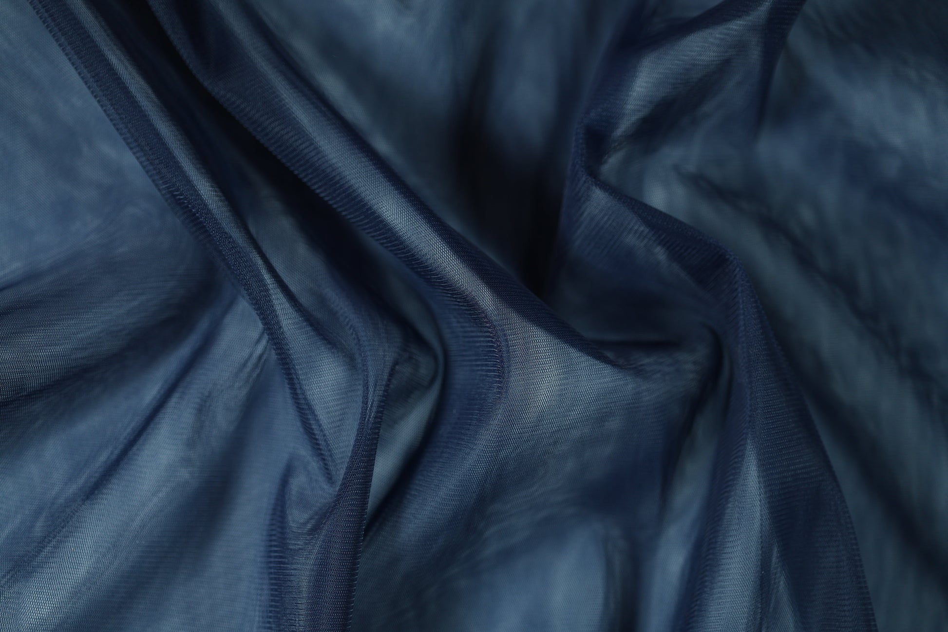 Tüll in Marineblau – weich und transparent