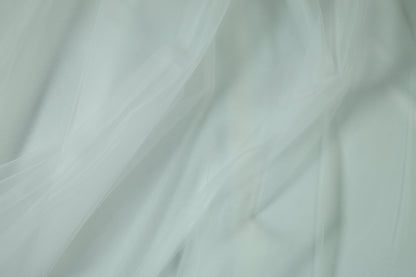 Tüll in Weiß – feines, transparentes Netzgewebe