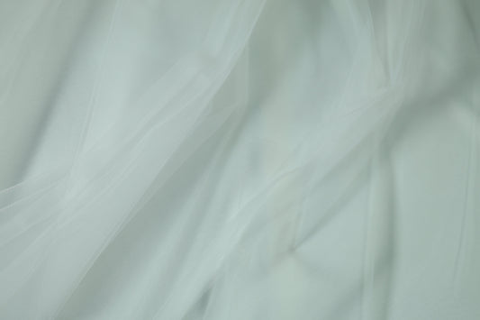Tüll in Weiß – feines, transparentes Netzgewebe
