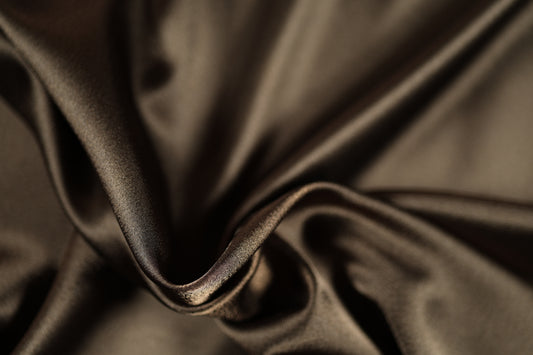 Schokobrauner Krepp Satin Stoff mit elegantem Glanz