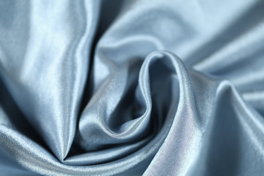 Hellblauer Krepp Satin Stoff mit seidigem Glanz