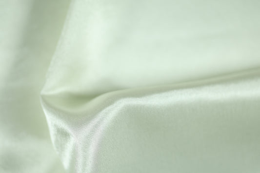 Cremefarbener Krepp Satin Stoff glänzend