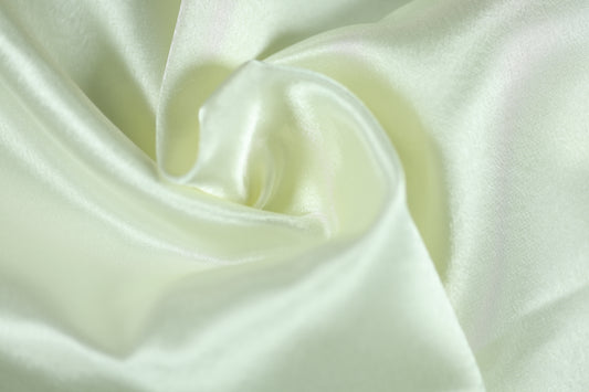 Satin Stoff in Creme für elegante Kleidung
