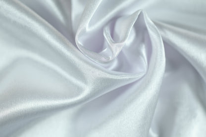 Krepp Satin in klassischem Weiß mit Glanz