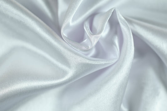 Krepp Satin in klassischem Weiß mit Glanz