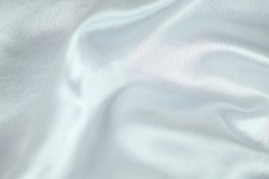 Weißer Satin Stoff für Brautmode und Dekoration