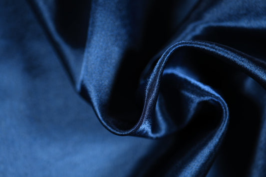 Dunkelblauer Krepp Satin mit tiefem Glanz