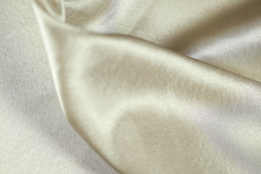 Seidig glänzender Satin in Elfenbein 140cm breit