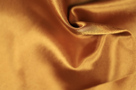 Hellorangener Krepp Satin Stoff glänzend