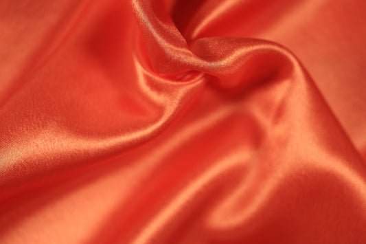 Mandarinenfarbener Krepp Satin Stoff glänzend