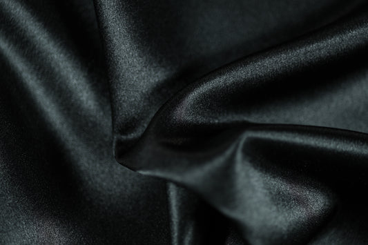 Schwarzer Krepp Satin Stoff mit tiefem Glanz