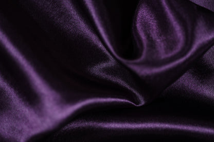 Violetter Krepp Satin Stoff mit intensivem Glanz