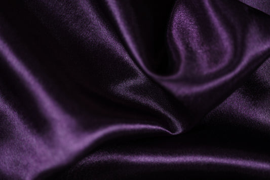 Violetter Krepp Satin Stoff mit intensivem Glanz