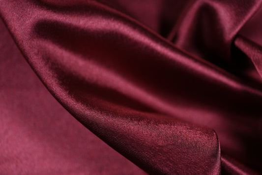 Dunkelroter Satin Stoff für festliche Kleidung