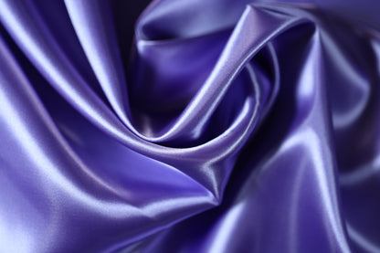 Edler Satin in Flieder-Violett – Glänzender Dekostoff