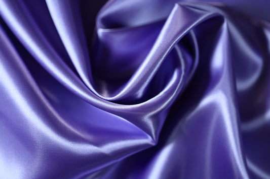 Edler Satin in Flieder-Violett – Glänzender Dekostoff