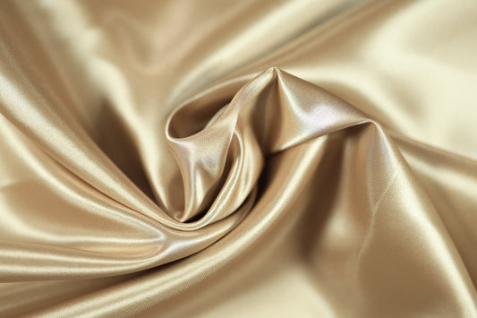 Champagnerfarbener Satin mit sanftem Glanz