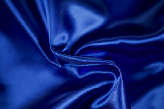 Fließender Stoff in Royalblau mit edler Oberfläche
140cm breite