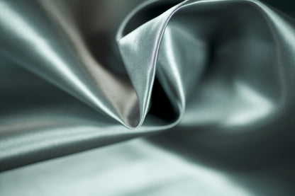Feiner Satin in Taubenblau für Kleidung und Accessoires
