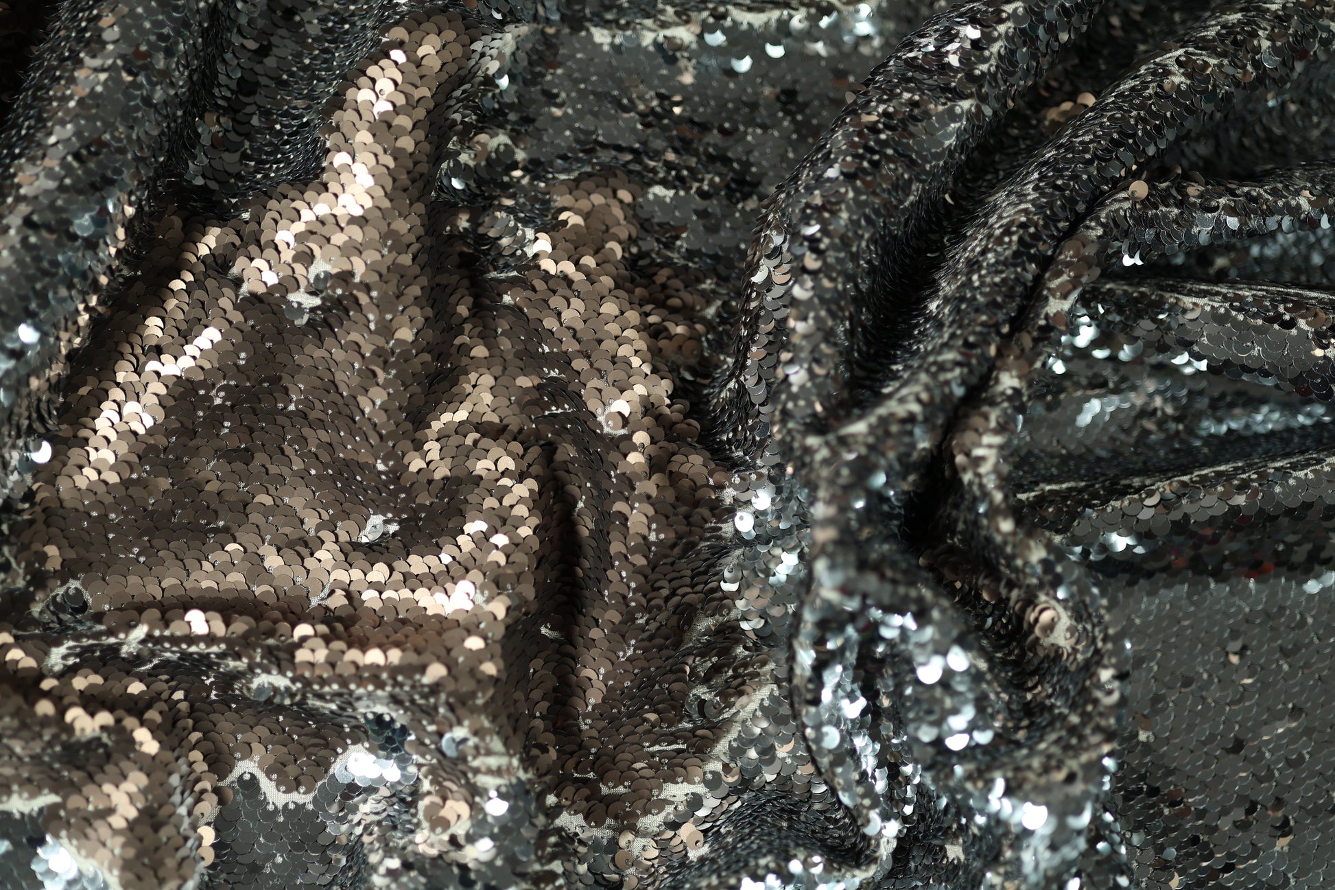 Silberner Paillettenstoff – elegant und reflektierend für glamouröse Outfits