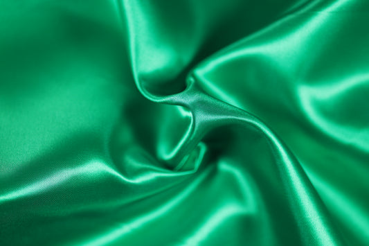 Frischer Satinstoff in Grasgrün mit feinem Glanz