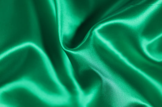 Glänzender Satin in leuchtendem Grün für kreative Projekte