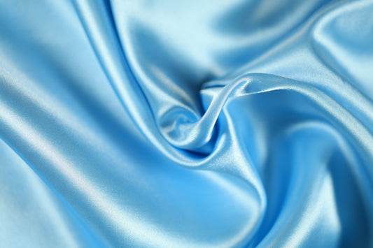 Satinstoff in zartem Hellblau mit glänzender Textur
