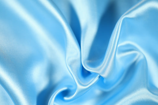 Seidiger Stoff in Hellblau – leicht und elegant