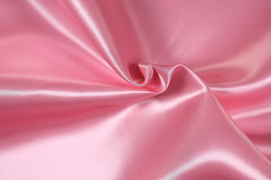Glänzender Satin in Rosa mit fließender Struktur