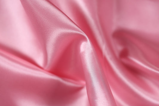 Zarter Satinstoff in Hellrosa – ideal für Babymode