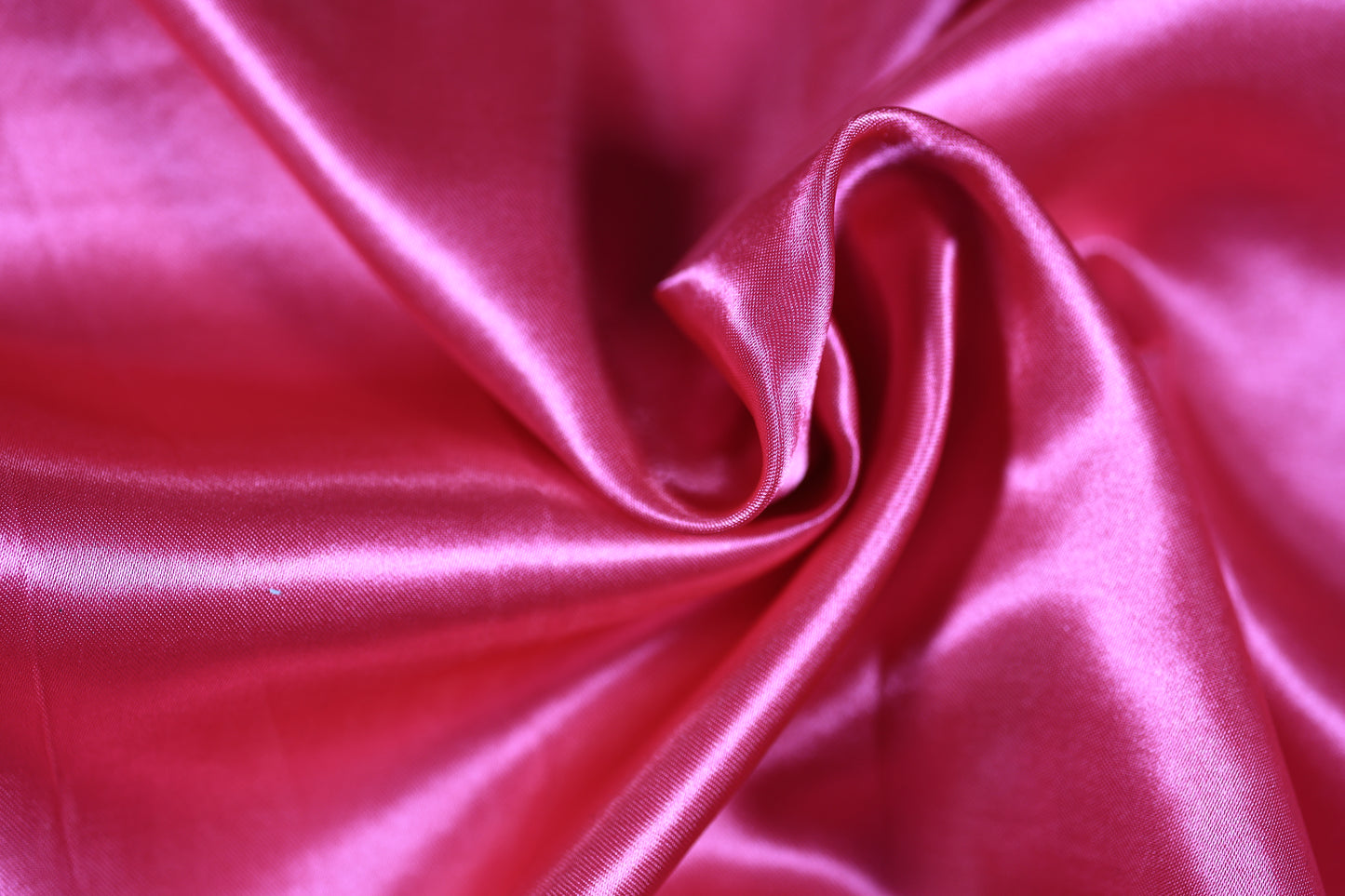 Glänzender Satin in kräftigem Pinkton