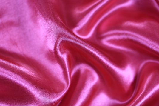 Kräftiger Satinstoff in Fuchsia – strahlend und elegant