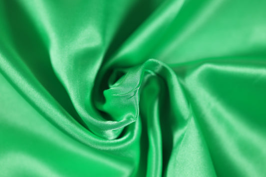 Seidiger Stoff in Grasgrün – ideal für Deko und Mode
