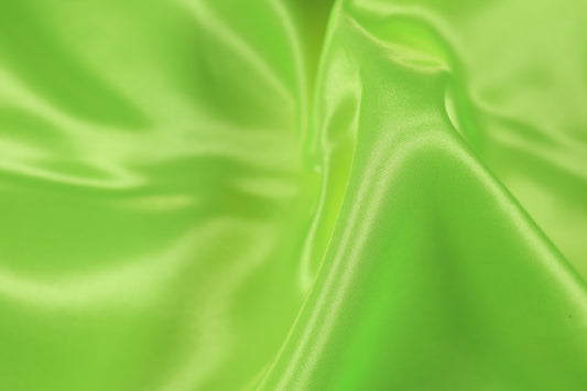 Neon-grüner Satinstoff in auffälligem Limonenton