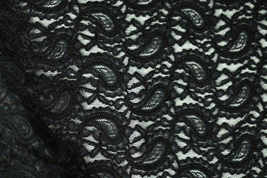 Spitzenstoff in Schwarz – elegant und fein verarbeitet