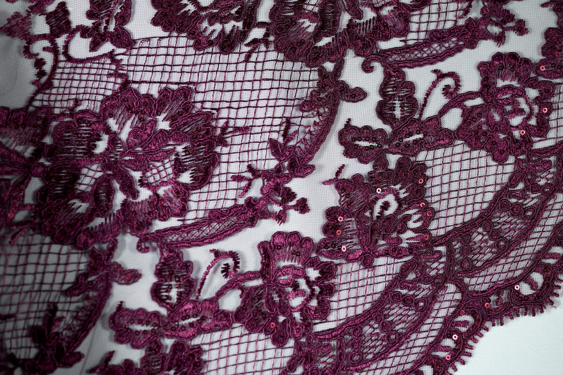 Luxuriöser Spitzenstoff in Weinrot Glitzer – perfekt für Abendmode und Dekoration