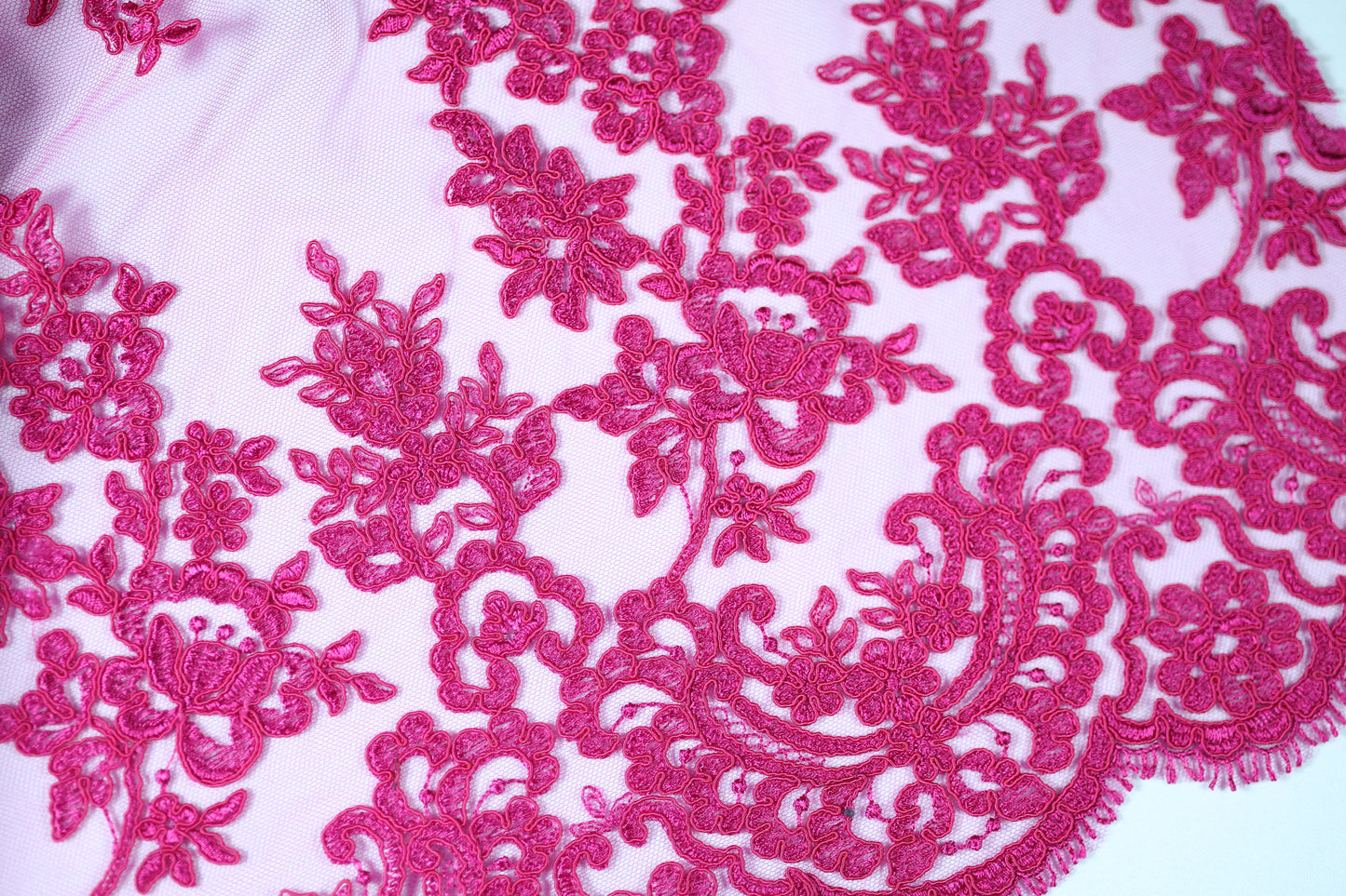Spitzenstoff in Fuchsia – stilvoll und elegant für besondere Anlässe