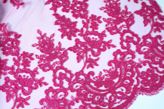 Spitzenstoff in Fuchsia – stilvoll und elegant für besondere Anlässe